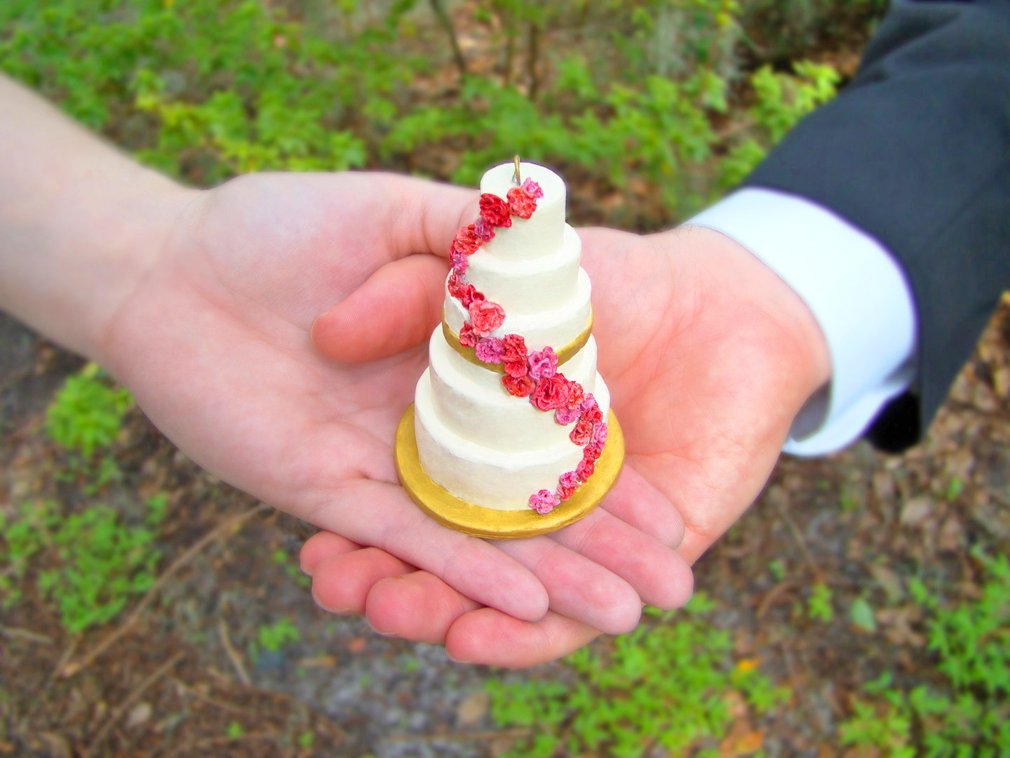 This Company Will Make a Tiny Replica Ornament Of Your Wedding Cake