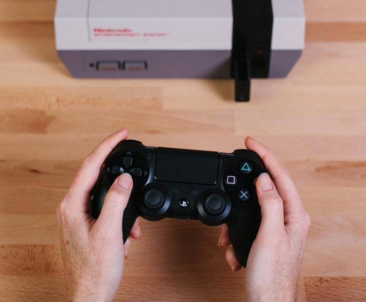 This Retro Receiver Lets You Play Your NES Using a Wireless Controller