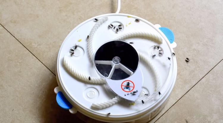 This Revolving Electronic Fly Trap Is An Easy Automated Way To Get