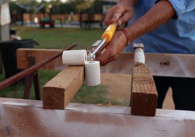 Ingenious Dual Paint Roller Helps Paint Fencing, Poles, and Corners How To Paint A Fence With A Roller