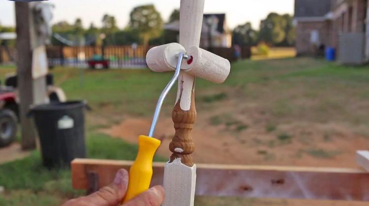 Ingenious Dual Paint Roller Helps Paint Fencing, Poles, and Corners Paint A Fence With A Roller
