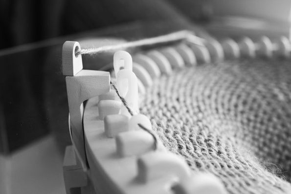 Scarf Knitting Clock - Grandfather scarf knitting clock creates 2-meter long scarf each year