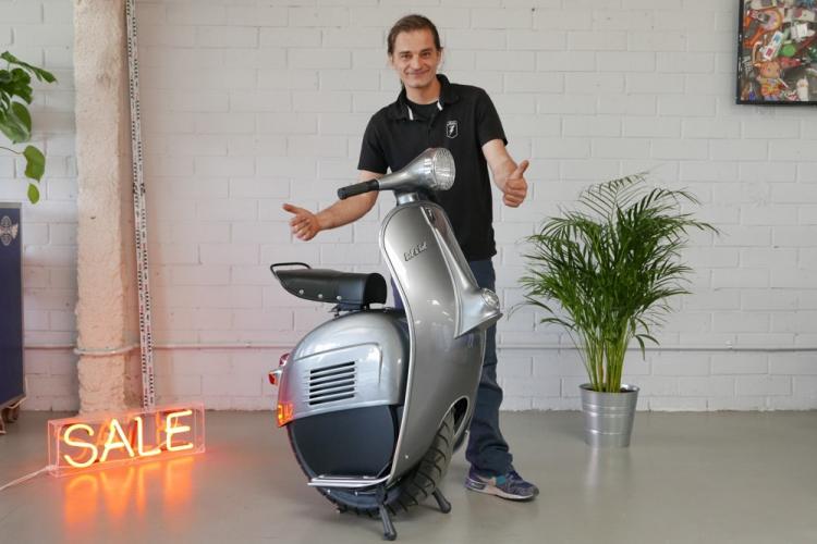 Self-Balancing Mono-Wheel Scooter Made To Look Like a Vespa - Retro Italian Vespa Scooter One Wheel