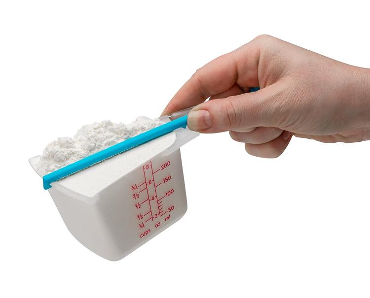 Levups - Self Leveling Measuring Cups - Handle Scraper auto leveling measuring cups