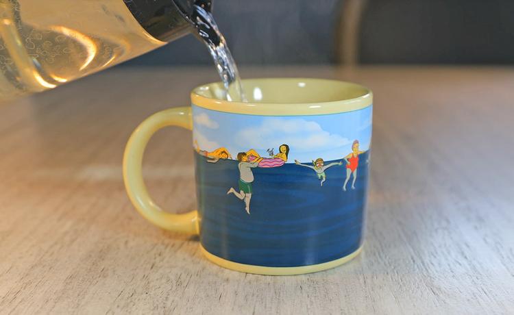 https://odditymall.com/includes/content/upload/shark-attack-heat-changing-coffee-mug-8238.jpg