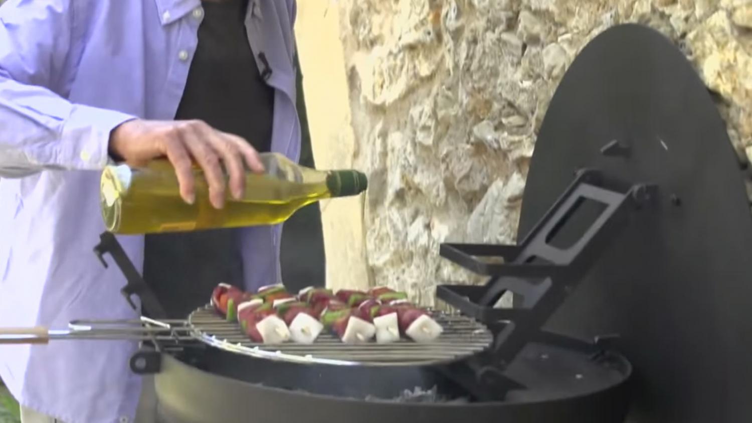 SIGMAFOCUS Retractable BBQ Grill Mounts Onto Wall Of Your House