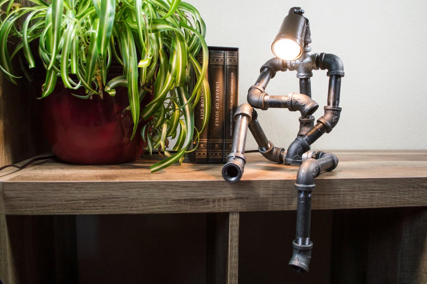 sitting pipe robot lamp