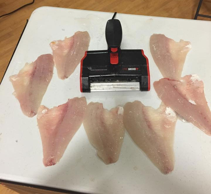 Automatic fish skinner for fish fillets to remove the skin perfectly