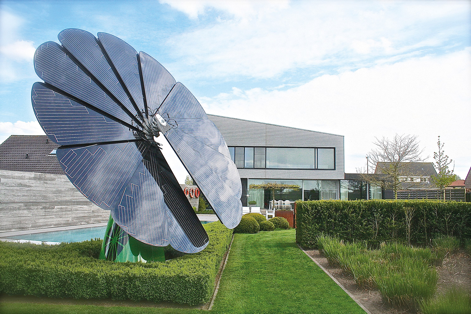 Sun-Tracking Smart Flower Shaped Solar Power Solution - Solar Tree