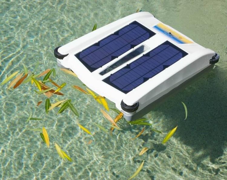 solar powered skimmer robot