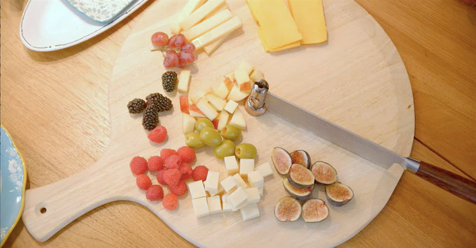 Speciale Swiveling Knife Installs Onto Any Cutting Board
