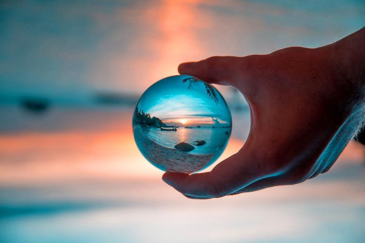 Spherical Crystal Ball Lens Gets You Amazing Photographs