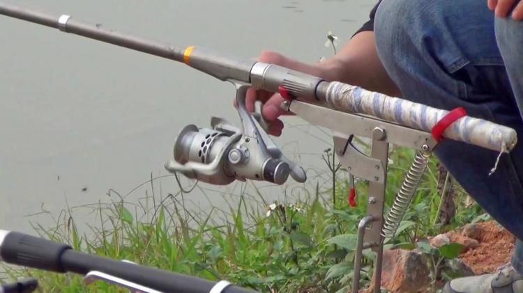 Spring Fishing Rod Holder Automatically Pulls Back Detected Fish When  NEW 