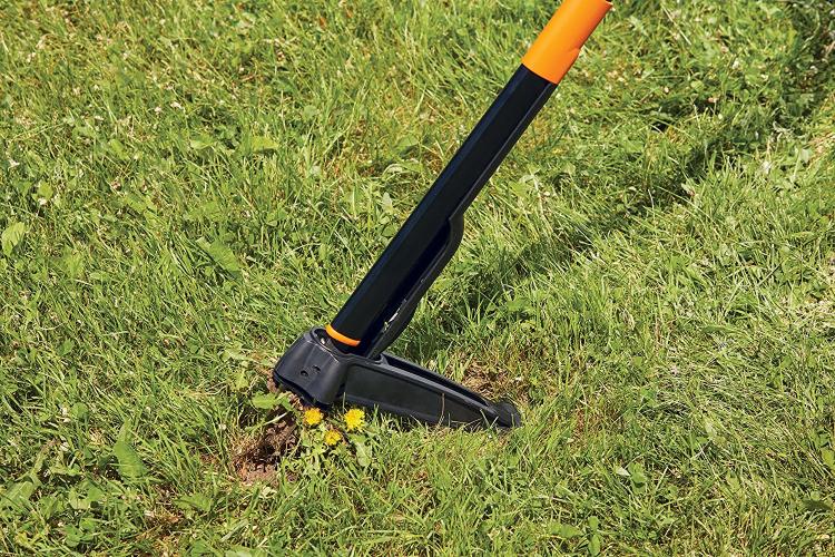 Stand-Up Weed Puller Removes Weeds Instantly From The Roots - Fiskars standing weed remover