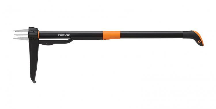 Stand-Up Weed Puller Removes Weeds Instantly From The Roots - Fiskars standing weed remover