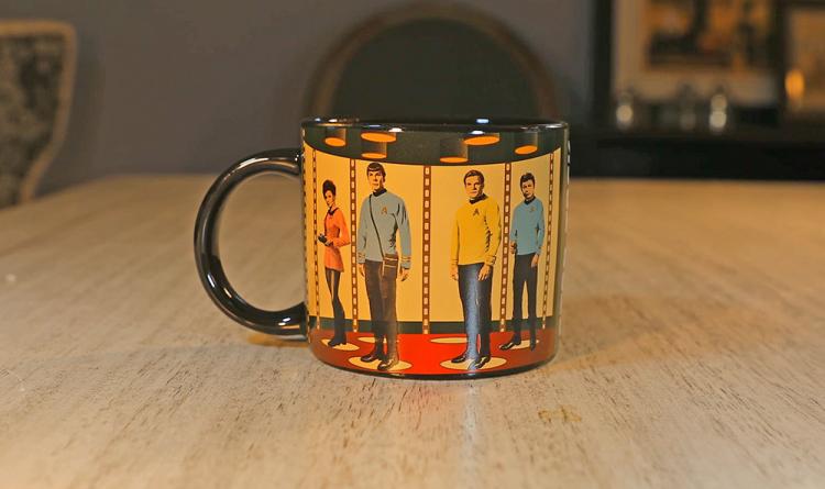 Star Trek Transporter Heat Changing Mug - Add Coffee or Tea and Kirk,  Spock, McCoy and Uhura Appear on the Planet's Surface - Comes in a Fun  Box,14 oz