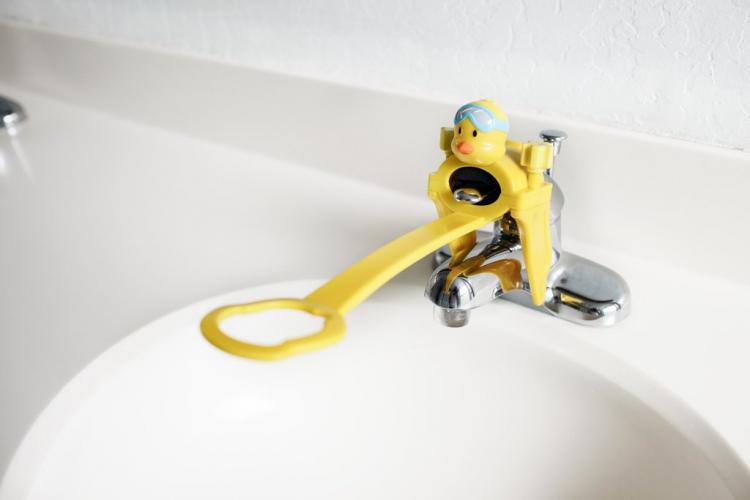 Aqueduck Faucet Handle Extender Helps Kids Reach The Faucet