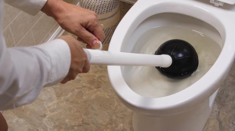 how to use a toilet plunger