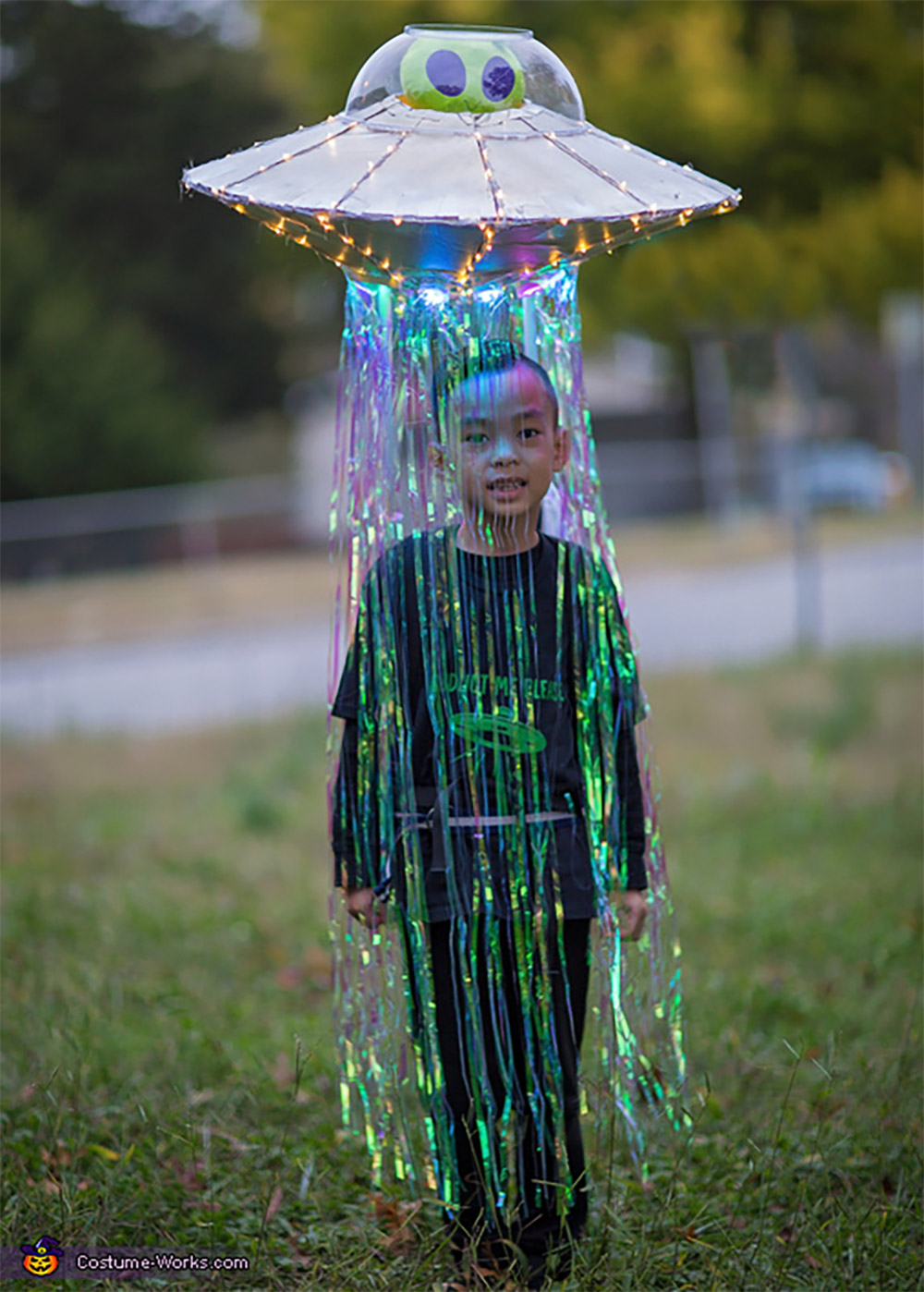 This Abducted By An Alien In Ufo Costume Might Be The Greatest Halloween Idea Ever 7507 