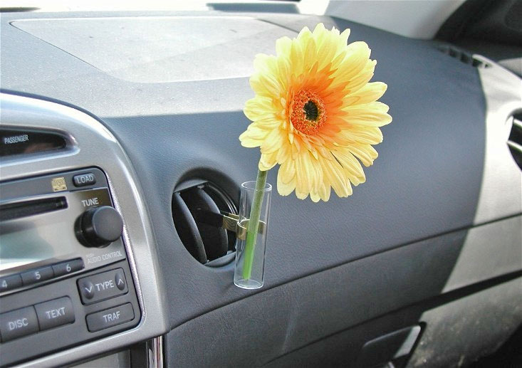 This Auto Vase Lets You Display Flowers In Your Car