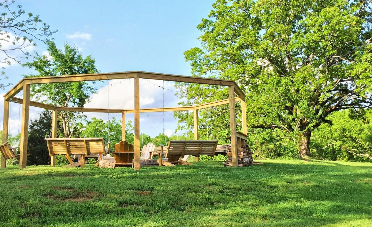 DIY Backyard Pergola With Swings - Wooden Fire Pit Pergola With Swings