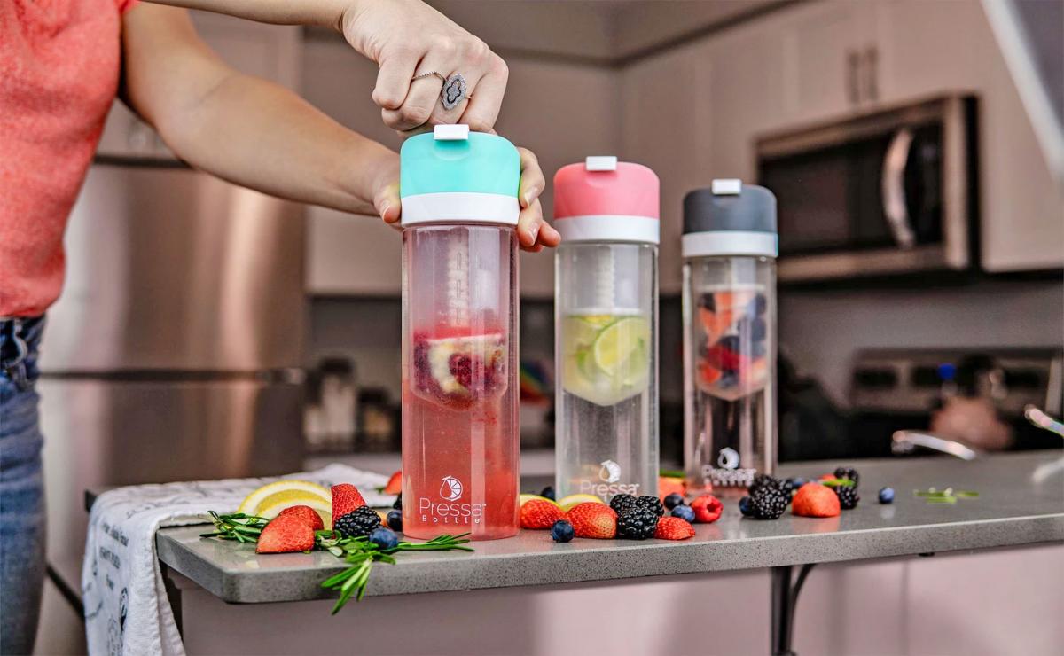 https://odditymall.com/includes/content/upload/this-fruit-infuser-lets-you-control-how-much-fruity-flavor-you-put-in-your-water-8572.jpg