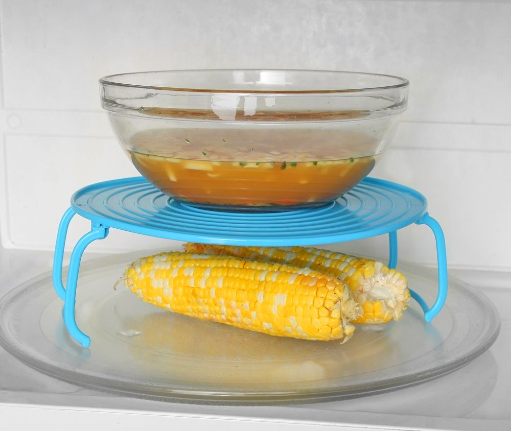 https://odditymall.com/includes/content/upload/this-genius-bowl-holder-lets-you-safely-remove-scalding-hot-bowls-from-the-microwave-5018.jpg