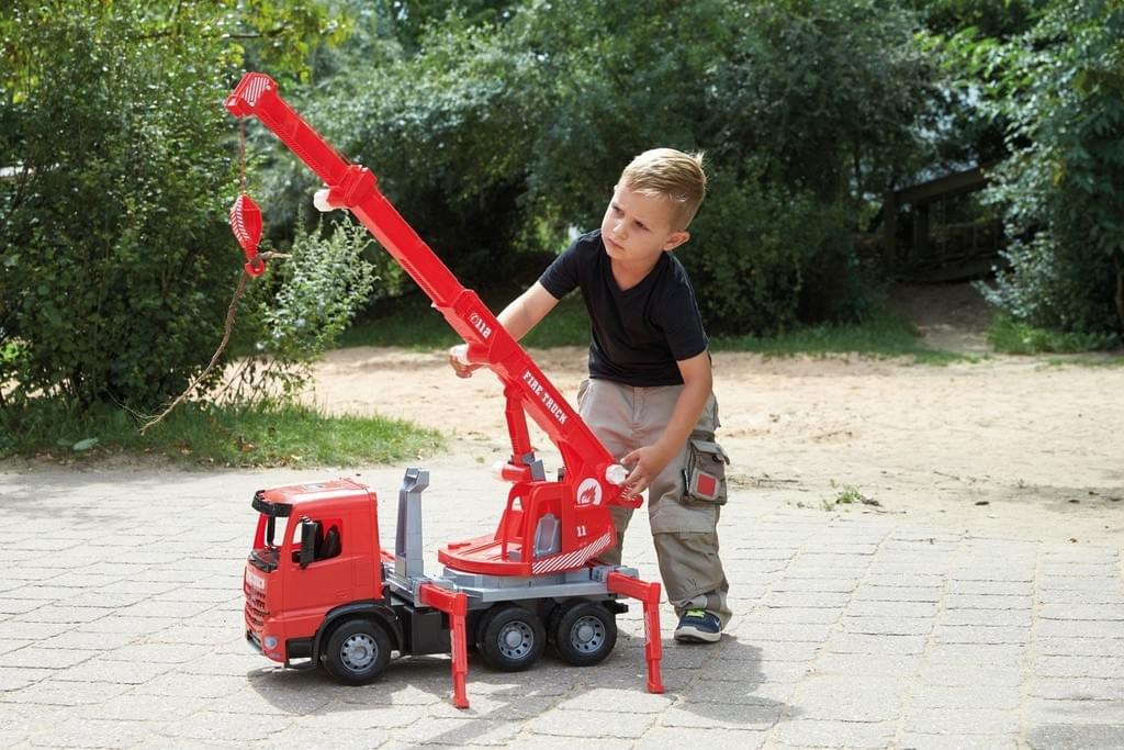 Giant working crane truck toy - Best truck toy LENA Starke Riesen