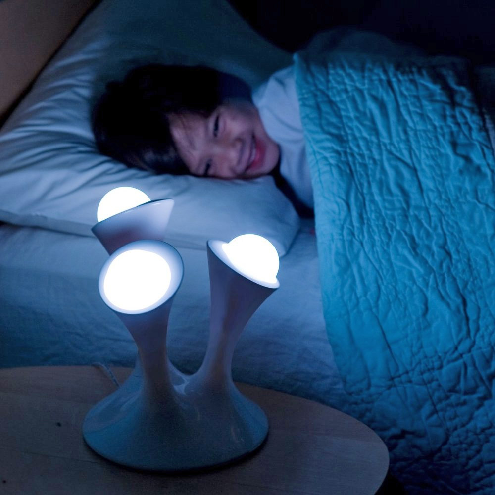 Es una luz nocturna de forma única que cuenta con 3 bolas brillantes extraíbles que están destinadas a ayudarte en tu camino hacia el baño en medio de la noche sin la necesidad de encender todas las luces de tu hogar.