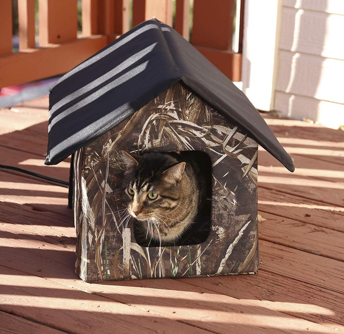 This Heated Cat House Will Keep Your Outdoor Kitty Toasty ...