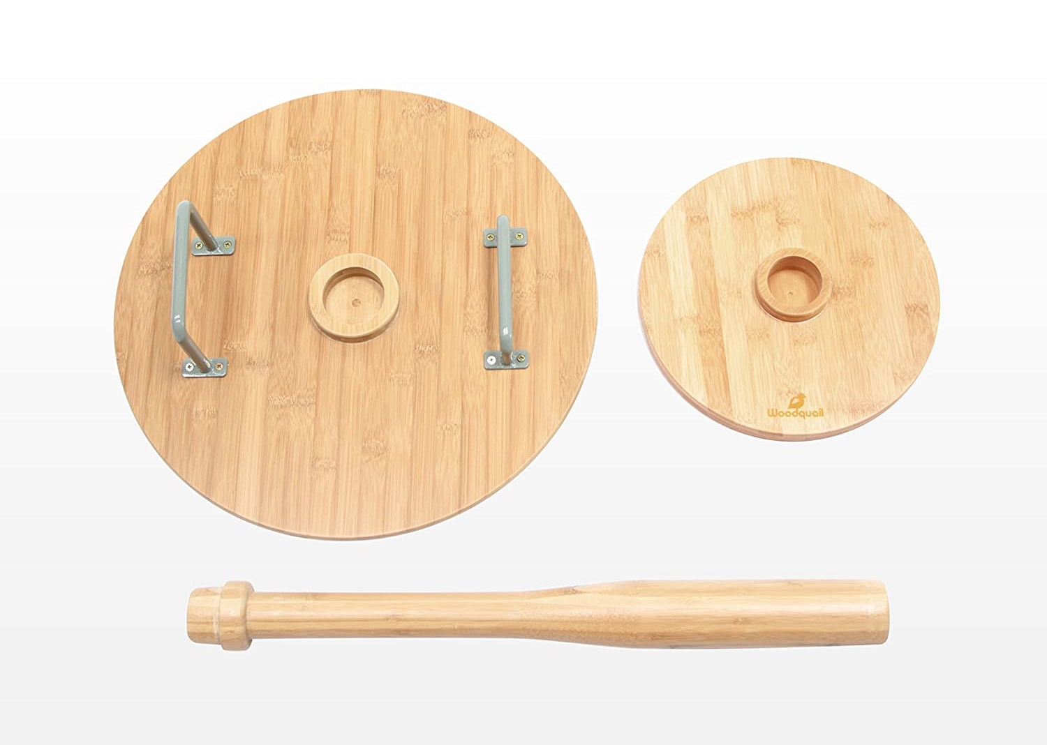 La mesita de noche se convierte en un bate y un escudo está hecha de madera de bambú y está barnizada para protegerla del agua y facilitar la limpieza.