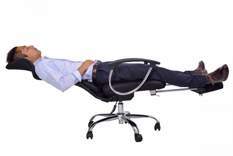 this office chair lets you lay down flat for naps at the office 1440