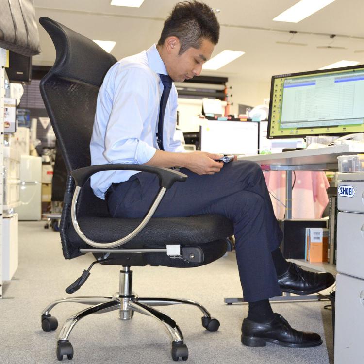 This Office Chair Lets You Lay Down Flat For Naps At The Office