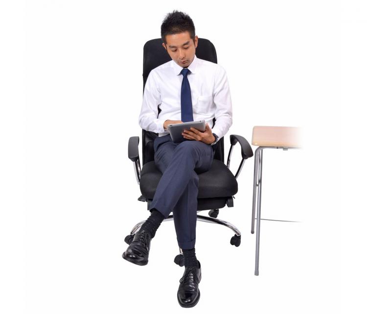 https://odditymall.com/includes/content/upload/this-office-chair-lets-you-lay-down-flat-for-naps-at-the-office-2776.jpg