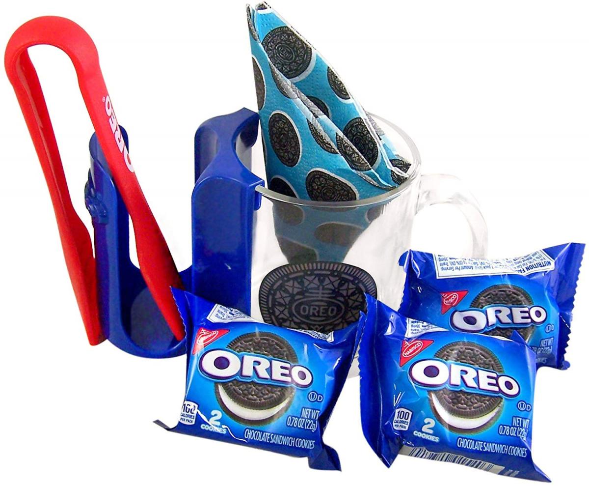 https://odditymall.com/includes/content/upload/this-oreo-dunking-set-will-make-your-cookie-dunking-dreams-come-true-1669.jpg