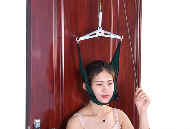 Over-The-Door Mechanism Lets You Stretch Your Neck For Pain Relief - Self neck stretching door gadget
