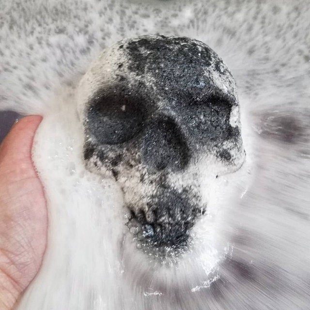 Scary Horror Black Skull Bath Bomb - Melting Black Skull bloody bath bomb