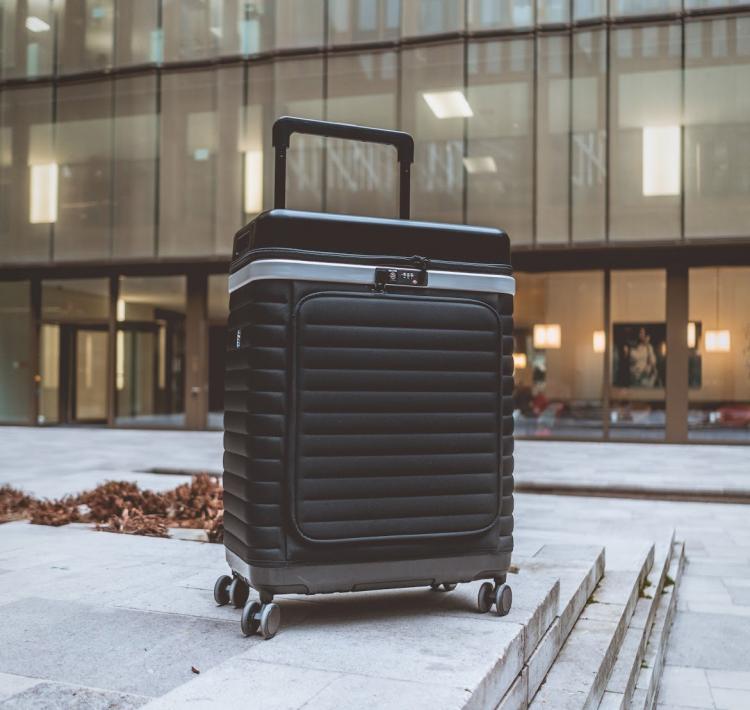 This Ingenious Pull-up Luggage Turns Into a Shelf In Seconds