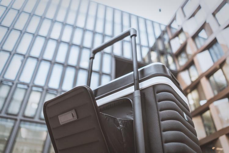 Pull-up Luggage Turns Into a Shelf In Seconds - Pull-up close luggage