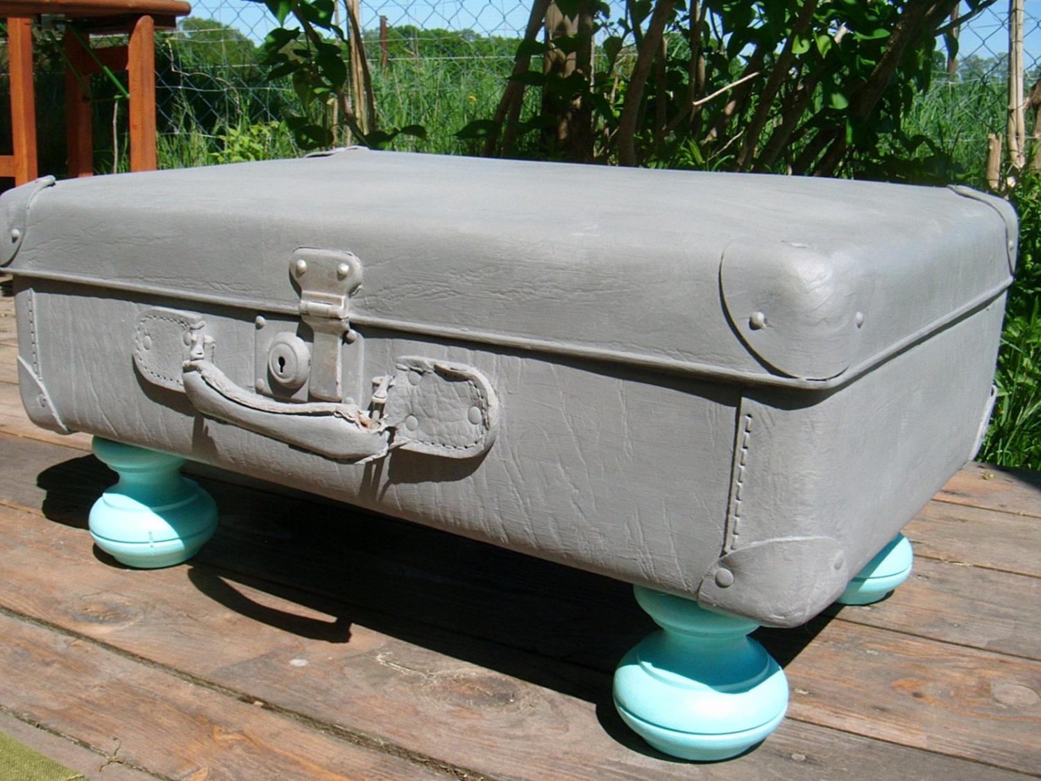 Vintage suitcase cat bed - DIY luggage cat bed
