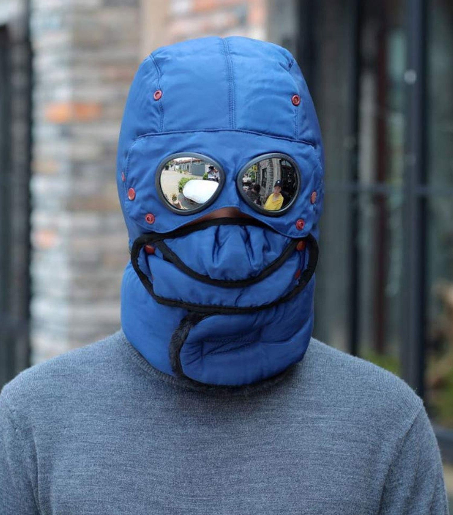 Winter Trapper Hat Covers Your Entire Head, and Has Integrated Sunglasses - Winter hat with face mask and goggles