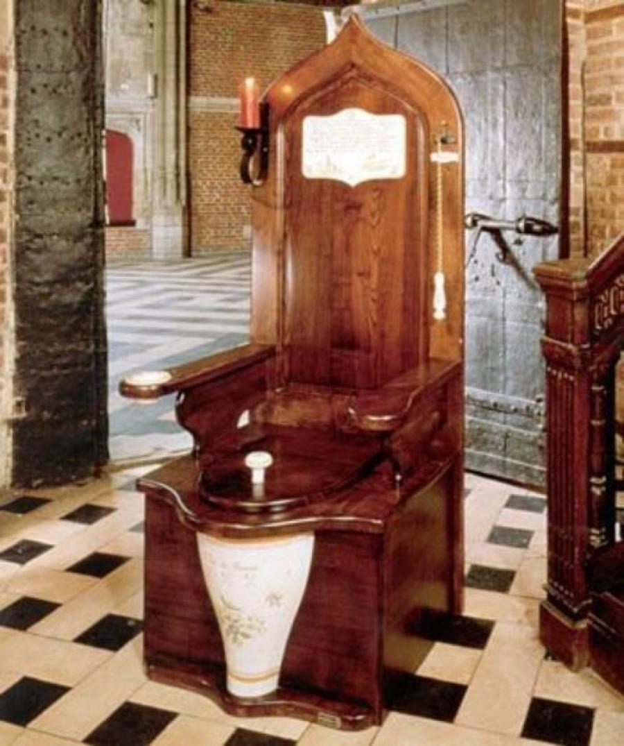 Wooden Kings Throne Toilet