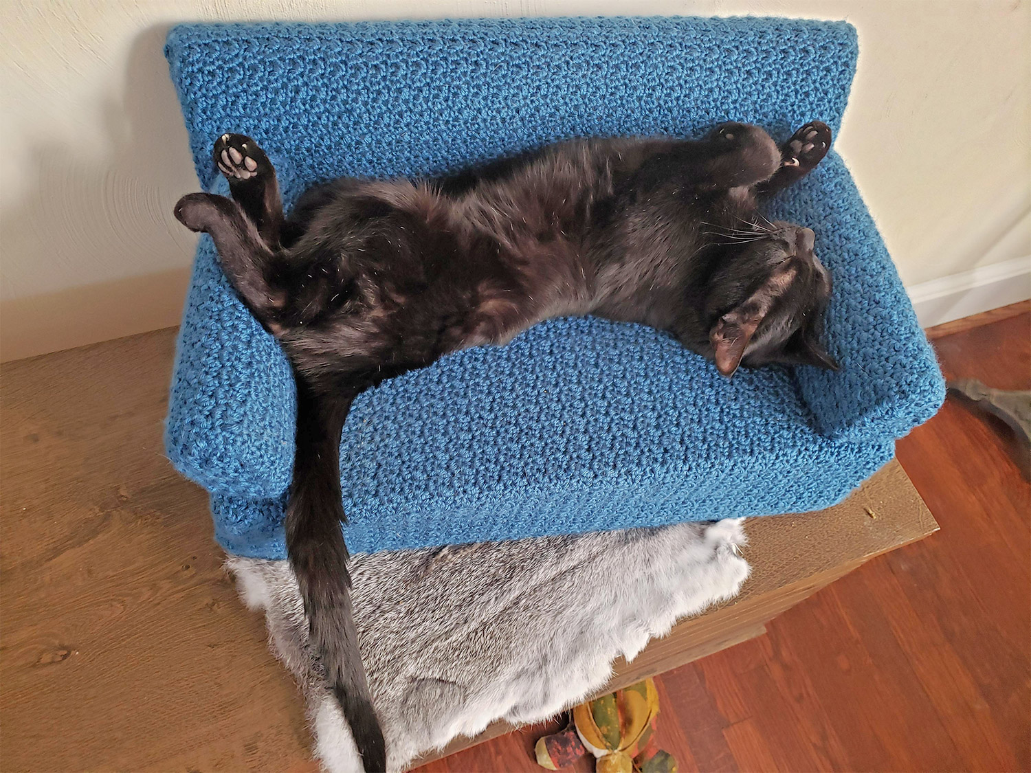 Tiny Crochet Cat Couches - Mini Crochet Cat Sofa For Your Kitty