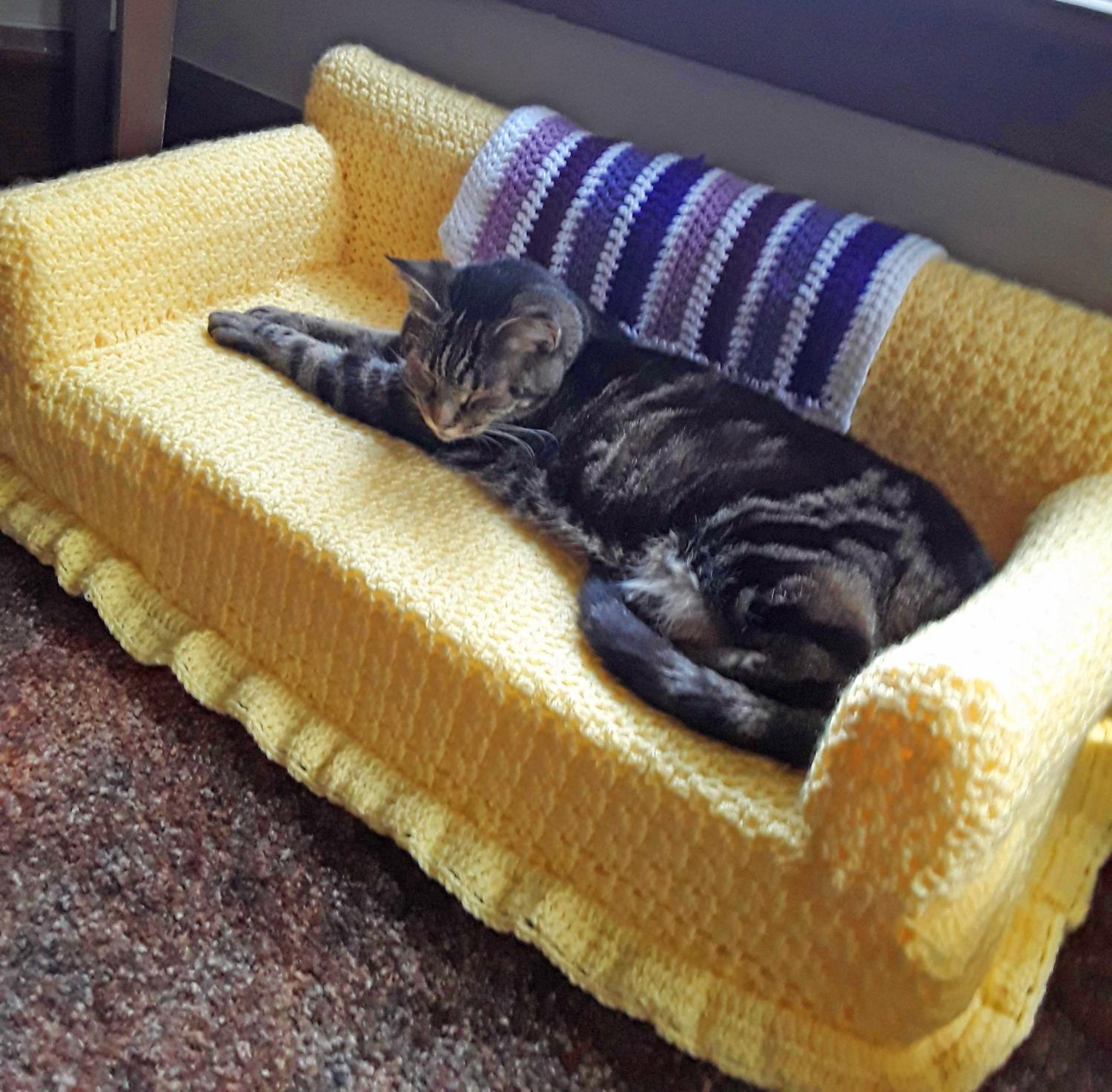 People Are Making Tiny Crochet Cat Couches, And We Can't Get Enough Of Them