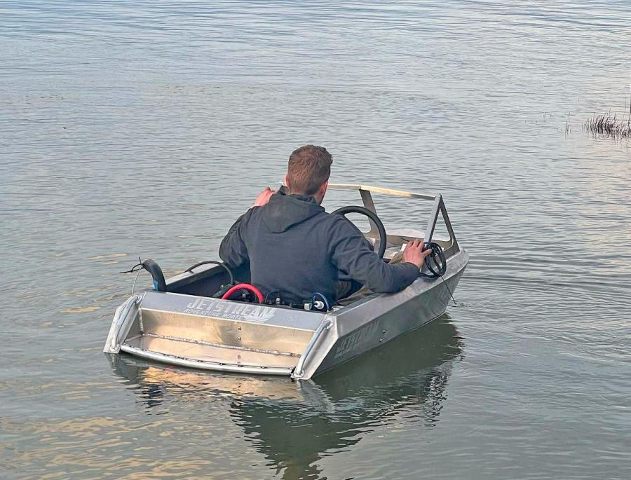 This Tiny Speed Boat Fits Just One Person, and Looks Incredibly Fun