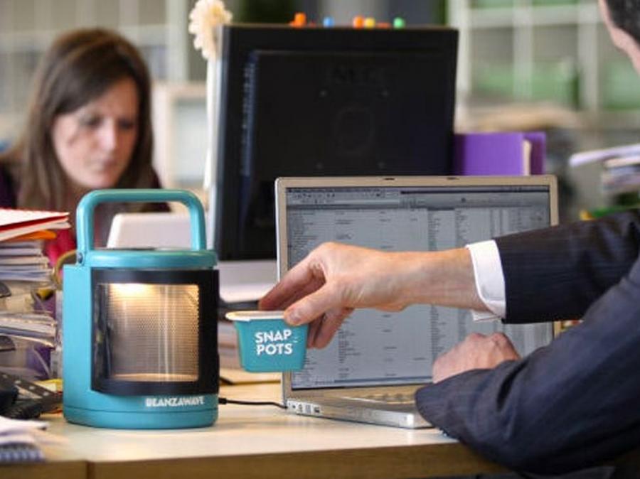 This Tiny USB-Powered Microwave Lets You Heat Your Lunches Right At Your  Desk