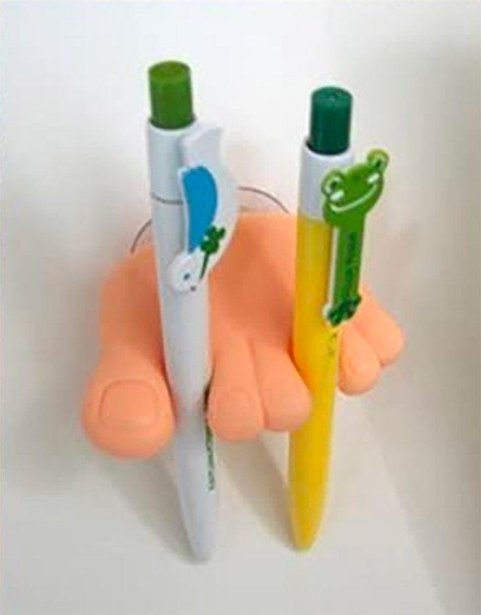 Toes and foot shaped toothbrush holder