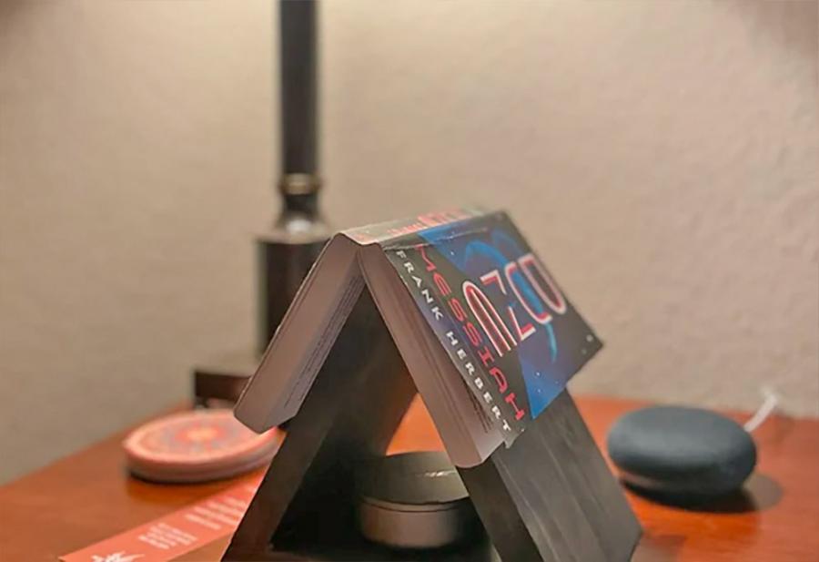 This Triangular Wooden Book-holder and Bookmark Is Perfect For Any