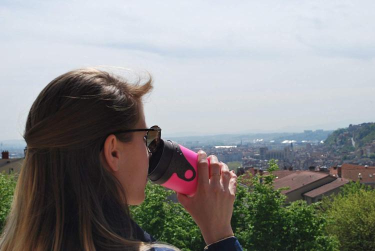 The Butt Cup: A Travel Mug With a Twisting Silicone Lid Like an Aperture