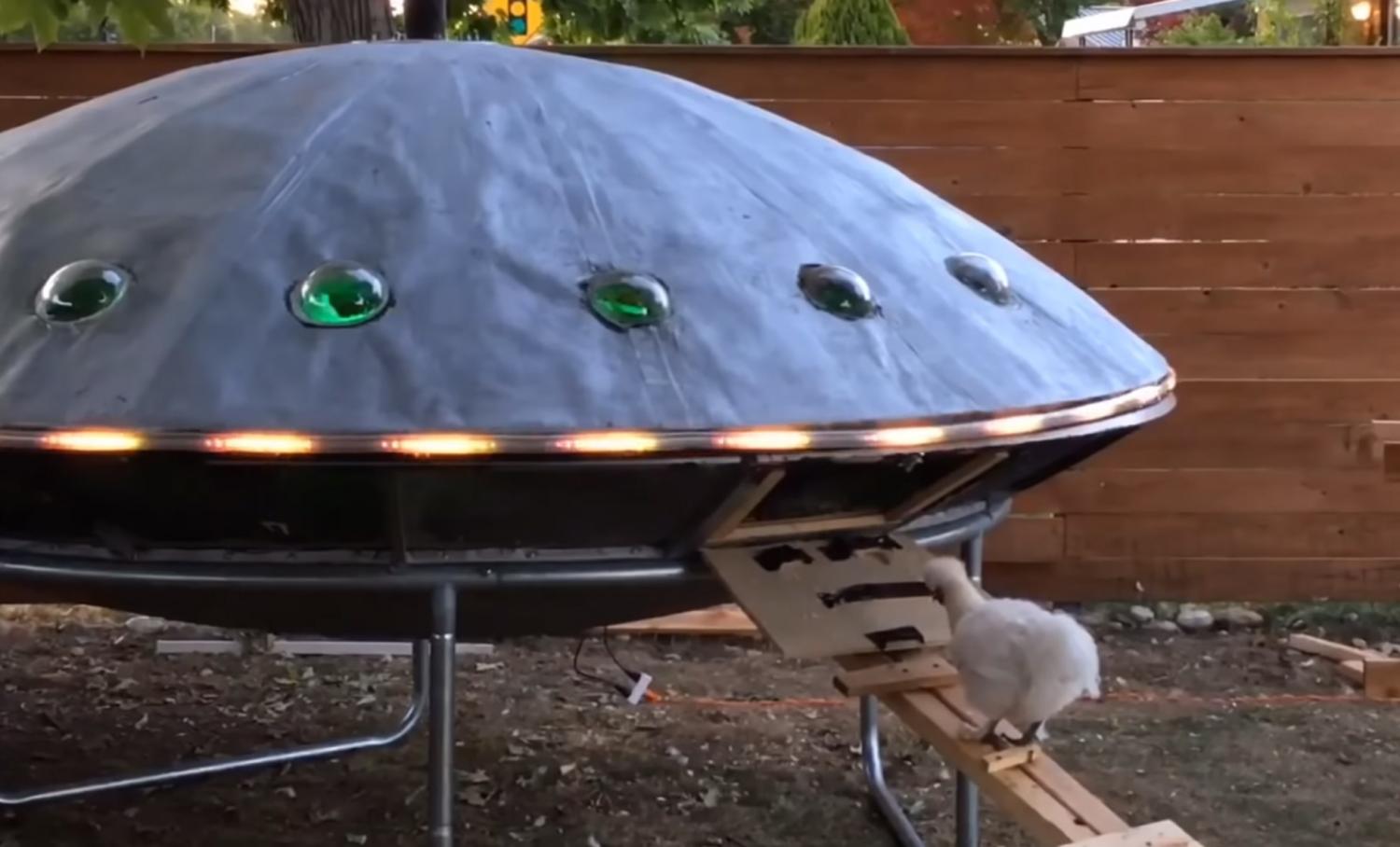 UFO Chicken Coop - Aliens Flying Saucer Chicken Coop DIY project